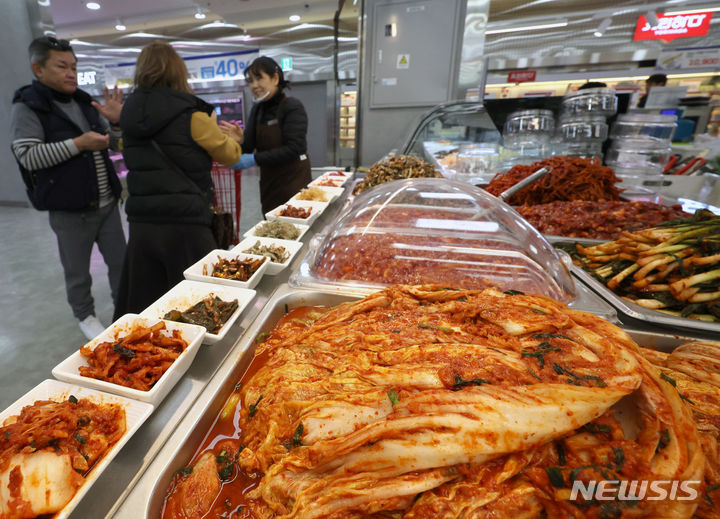 [서울=뉴시스] 김금보 기자 = 21일 오후 서울 중구 한 대형마트에서 외국인 관광객들이 김치 상품을 살펴보고 있다. 김치 인기가 높아지면서 한국 김치를 수입하는 국가가 사상 처음으로 90개국을 넘어섰다. 2023.11.21. kgb@newsis.com