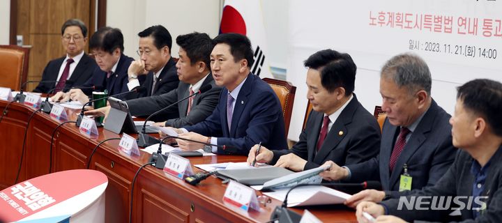 [서울=뉴시스] 조성봉 기자 = 김기현 국민의힘 대표가 지난 21일 오후 서울 여의도 국회에서 열린 노후계획도시 정비특별법 연내 통과 촉구를 위한 주민간담회에서 발언을 하고 있다. 2023.11.21.suncho21@newsis.com