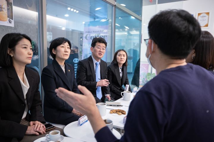 [서울=뉴시스] 한화진 환경부 장관이 지난달 21일 세종시의 한 카페에서 다회용품 사용문화 정착을 위해 음료 업계 대표들과 간담회를 하고 있는 모습. (사진=환경부 제공) 2023.11.21. photo@newsis.com *재판매 및 DB 금지