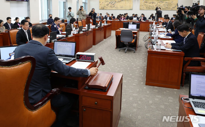 [서울=뉴시스] 이영환 기자 = 김철민 국회 교육위원장이 21일 오후 서울 여의도 국회에서 열린 전체회의에서 개회를 선언하며 의사봉을 두드리고 있다. 2023.11.21. 20hwan@newsis.com