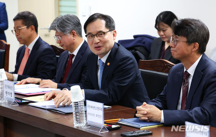 [서율=뉴시스] 최진석 기자 = 한기정(왼쪽 세번째) 공정거래위원회 위원장이 21일 서울 중구 공정거래조정위원회 심의실에서 열린 공정거래위원장·분쟁조정협의회 조정위원 현장간담회에서 발언하고 있다. 2023.11.21. myjs@newsis.com