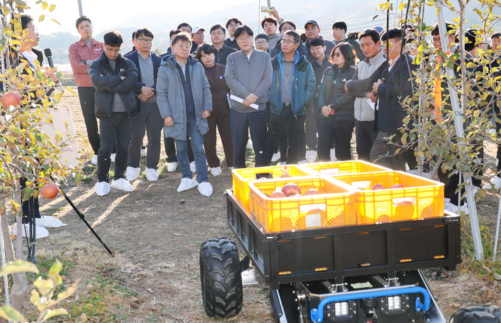 [서울=뉴시스] 김선웅 기자 = 조재호 농촌진흥청장이 21일 경남 거창군에서 열린 과수 부문 농업용 로봇 시제품 실증 연시회에 참석해 방제, 제초 등이 가능한 농업용 로봇의 현장 연시를 살펴보고 있다. (사진=농촌진흥청 제공) 2023.11.21. photo@newsis.com *재판매 및 DB 금지