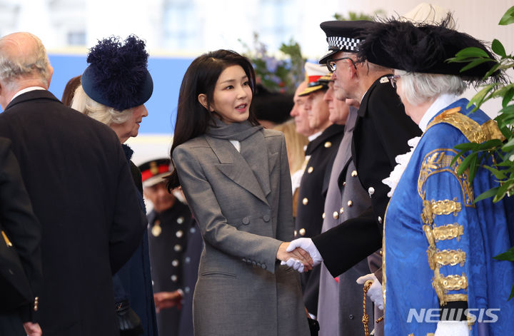 [런던=뉴시스] 전신 기자 = 영국을 국빈 방문 중인 윤석열 대통령의 부인 김건희 여사가 21일(현지시간) 런던 호스가즈 광장에서 열린 공식환영식에서 카밀라 왕비의 소개로 참석 인사들과 악수하고 있다. 2023.11.21. photo1006@newsis.com