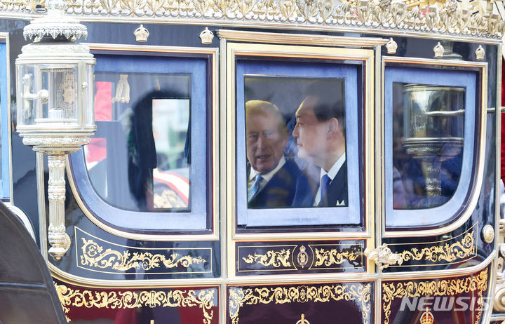 [런던=뉴시스] 전신 기자 = 영국을 국빈 방문 중인 윤석열 대통령이 21일(현지시간) 런던 호스가즈 광장에서 열린 공식환영식에서 찰스 3세 국왕과 함께 마차에 탑승하고 있다. 2023.11.21. photo1006@newsis.com
