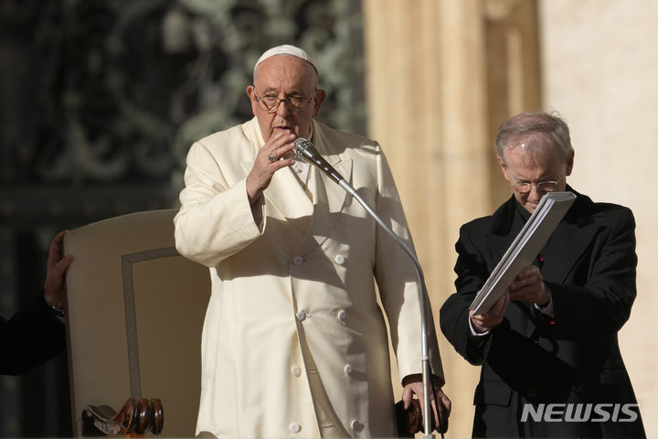 [바티칸시티=AP/뉴시스] 프란치스코 교황이 22일(현지시간) 성 베드로 광장에서 수요 일반 알현을 하고 있다. 2023.11.23. 