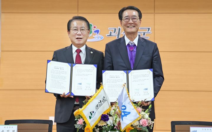 [괴산=뉴시스] 충북 괴산군-전남 신안군 자매결연식. 사진 왼쪽부터 송인헌 괴산군수, 박우량 신안군수. (사진=괴산군 제공) photo@newsis.com *재판매 및 DB 금지