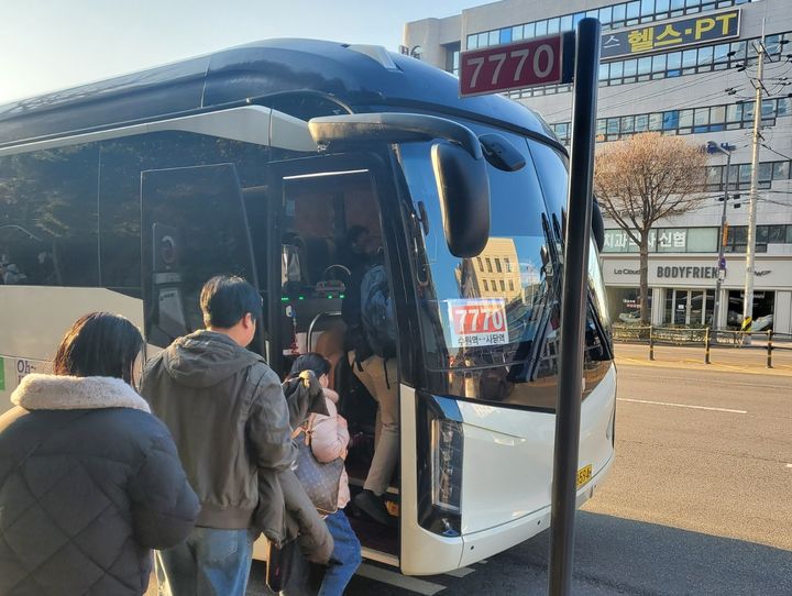 [수원=뉴시스] 이병희 기자 = 광역버스 경진여객 노조가 파업에 돌입한 22일 오전 8시께 경기 수원시 장안구 한일타운아파트 정류장에서 시민들이 임시 전세버스에 탑승하고 있다. 2023.11.22. iambh@newsis.com *재판매 및 DB 금지