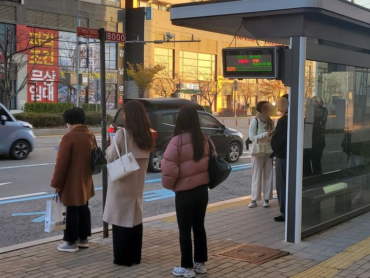 [수원=뉴시스] 이병희 기자 = 광역버스 경진여객 노조가 파업에 돌입한 22일 경기 수원시 권선구 금곡동 홈플러스서수원점 앞 버스정류장에서 서울로 출근하는 시민들이 7800번 버스를 기다리고 있다. 2023.11.22. iambh@newsis.com *재판매 및 DB 금지