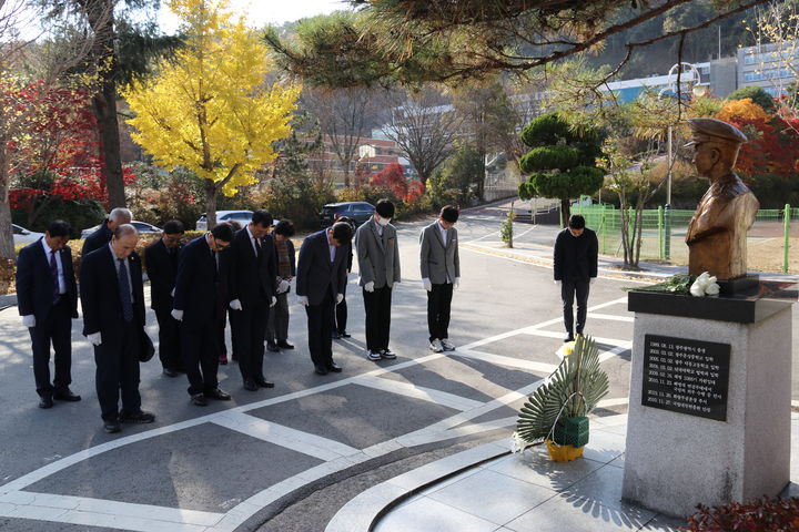 [광주=뉴시스] 광주보훈청은 연평도 포격전 13주기를 맞아 광주 남구 문성중학교 내 '서정우 하사' 흉상 앞에서 추모 행사를 열었다고 23일 밝혔다.(사진=광주보훈청 제공) 2023.11.22. photo@newsis.com *재판매 및 DB 금지