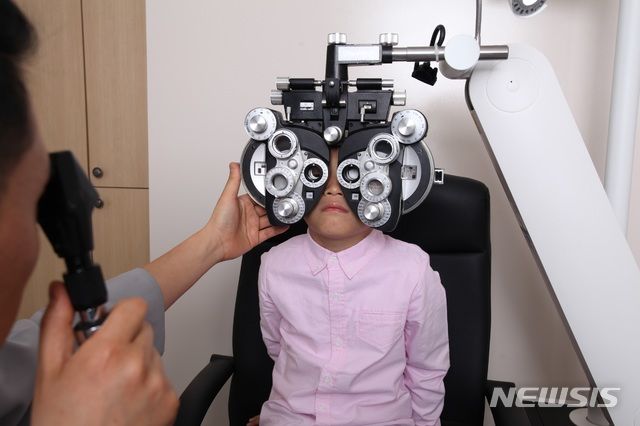 [서울=뉴시스] 겨울방학을 앞두고 시력 교정, 치아 교정, 키 성장 등 아이들을 위한 각종 시술을 계획하는 학부모가 많다. 드림렌즈의 경우 수면할 때만 착용하면 시력이 교정돼 편리하지만 렌즈 착용 전후 발생할 수 있는 각막의 상처와 염증을 주의해야 한다. (사진=뉴시스DB) 2023.11.23. photo@newsis.com. 