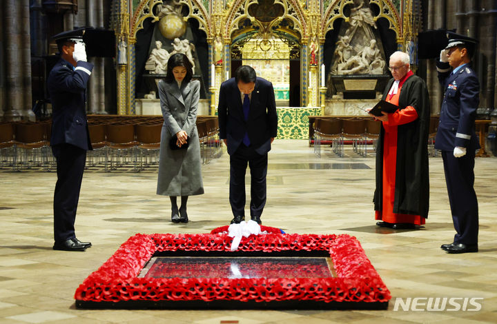 [런던=뉴시스] 전신 기자 = 영국을 국빈 방문 중인 윤석열 대통령과 부인 김건희 여사가 21일(현지시간) 런던 웨스트민스터 사원을 찾아 무명 용사의 묘에 참배하고 있다. 2023.11.22. photo1006@newsis.com