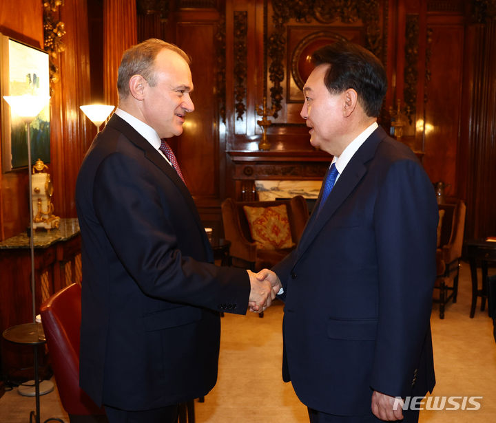 [런던=뉴시스] 전신 기자 = 영국을 국빈 방문 중인 윤석열 대통령이 21일(현지시간) 런던 시내 한 호텔에서 에드 데이비 영국 자유민주당 대표를 만나 악수하고 있다. 2023.11.22. photo1006@newsis.com