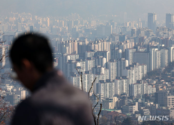 [서울=뉴시스] 김명년 기자 = 사진은 이날 오전 서울 남산에서 바라본 아파트 단지 모습. 2023.11.22. kmn@newsis.com