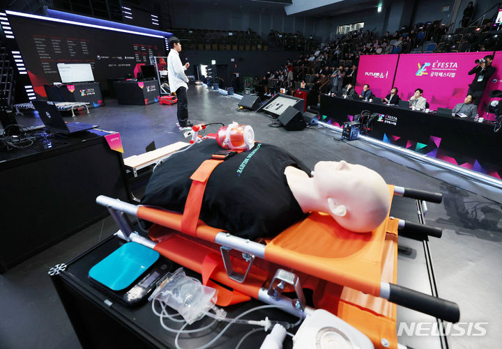 [서울=뉴시스] 김진아 기자 = 22일 서울 상암 아프리카 콜로세움에서 열린 '2023 공학페스티벌' 창의적 종합설계 경진대회에서 본선에 진출한 청년 공학도들이 발표를 하고 있다. 이번 경진대회는 전국 73개 공과대학에서 172개 팀이 참여했다. 공대 학부생이 기업과 협업해 제작한 캡스톤 디자인 작품을 전문가와 공대생들이 온·오프라인으로 심사한다. 본선에는 13팀이 진출했다. 2023.11.22. bluesoda@newsis.com