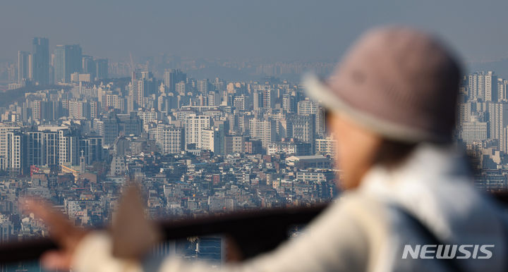 [서울=뉴시스] 김명년 기자 = 지난달 전국 아파트의 신고가와 신저가 거래량이 모두 크게 하락한 것으로 조사됐다. 22일 부동산 플랫폼 직방에 따르면 지난 10월 전국 아파트 신고가 거래량은 1288건으로 지난 9월 1576건 대비 288건 줄었다. 같은 달 신저가 거래량은 362건으로 9월 635건의 절반 수준에 그쳤다. 사진은 이날 오전 서울 남산에서 바라본 아파트 단지 모습. 2023.11.22. kmn@newsis.com