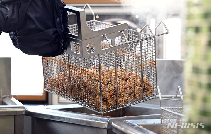 [서울=뉴시스] 김선웅 기자 =지난 2023년 11월 22일 서울의 한 중학교 급식실에서 전국 최초 시범 운영 중인 급식 로봇이 점심식사를 조리하고 있다. 해당 사진은 기사와 직접 관련이 없습니다. (공동취재) 2023.11.22. photo@newsis.com