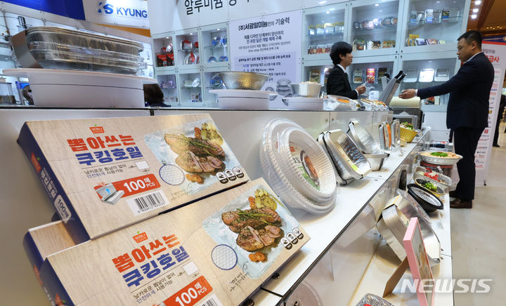 [서울=뉴시스] 최진석 기자 = 사진은 2023년 11월22일 서울 강남구 삼성동 코엑스에서 열린 '월드 푸드테크 엑스포'에서 다양한 음식 포장 제품들이 전시돼 있는 모습. 2023.11.22. myjs@newsis.com