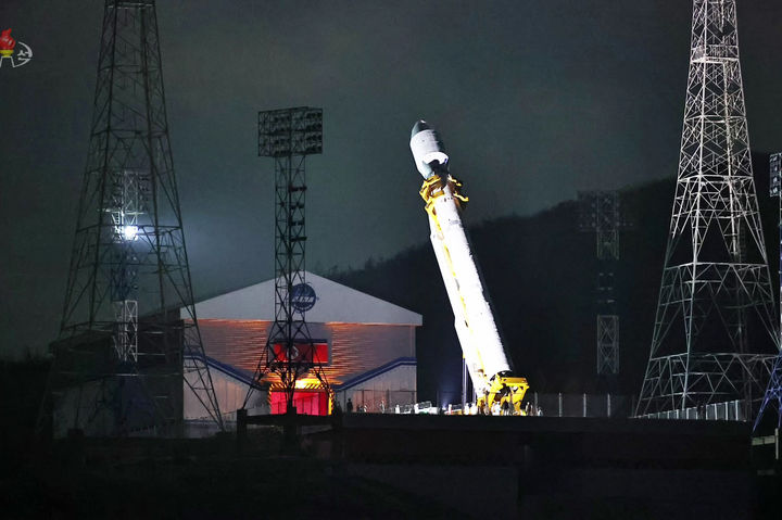 [서울=뉴시스] 북한이 지난 21일 오후 10시42분께 평안북도 철산군 서해위성발사장에서 신형위성운반로케트 '천리마-1'형에 정찰위성 '만리경-1'호를 탑재해 성공적으로 발사했다고 조선중앙TV가 22일 보도했다. (사진=조선중앙TV 갈무리) 2023.11.23. photo@newsis.com *재판매 및 DB 금지