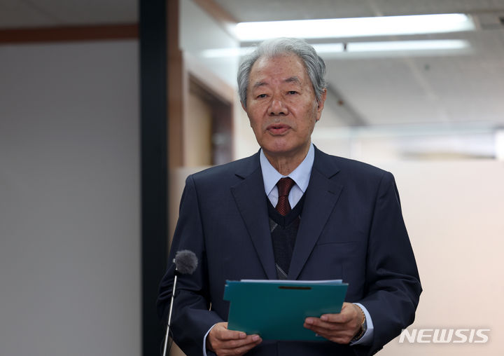 [서울=뉴시스] 김명년 기자 = 사진은 최서원(개명 전 최순실)씨의 변호를 맡았던 이경재 변호사. 2023.11.22. kmn@newsis.com