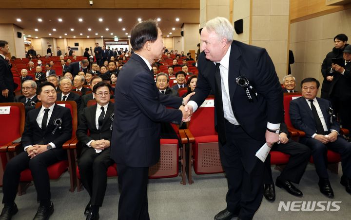 [서울=뉴시스] 조성봉 기자 = 김현철 김영삼대통령기념재단 이사장과 인요한 국민의힘 혁신위원장이 22일 오후 서울 동작구 현충관에서 열린 고 김영삼 전 대통령 서거 8주기 추모식에서 악수를 하고 있다. 2023.11.22. suncho21@newsis.com