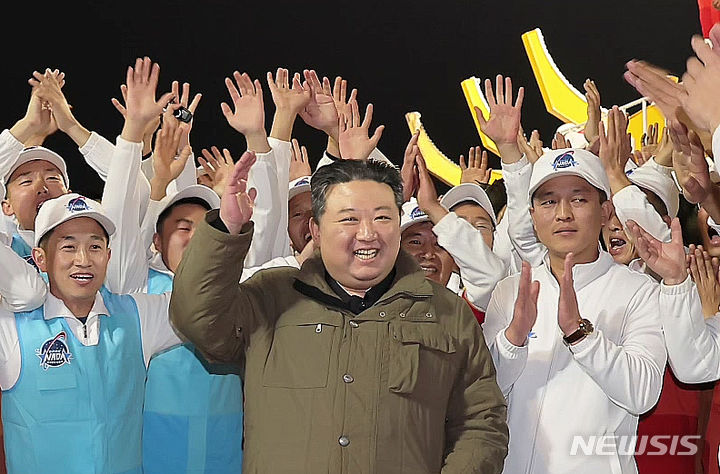 [서울=뉴시스] 김정은 국무위원장이 21일 오후 10시 42분께 평안북도 철산군 서해위성발사장에서 진행된 '천리마-1'형에 정찰위성 '만리경-1'호를 탑재한 신형위성운반로케트 발사를 현지에서 참관했다고 조선중앙TV가 22일 보도했다. (사진=조선중앙TV 캡처) 2023.11.22. photo@newsis.com