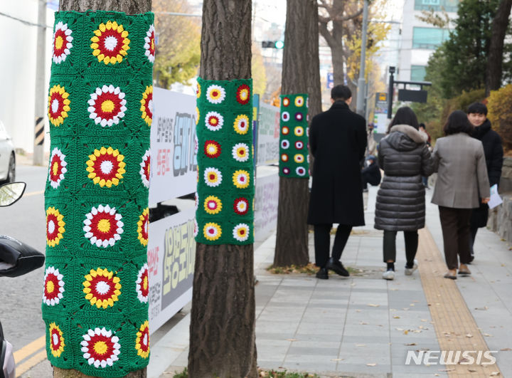 [인천=뉴시스] 전진환 기자 = 22일 오후 인천 미추홀구청 인근 인도의 가로수가 겨울옷을 입고 있다. 2023.11.22. amin2@newsis.com