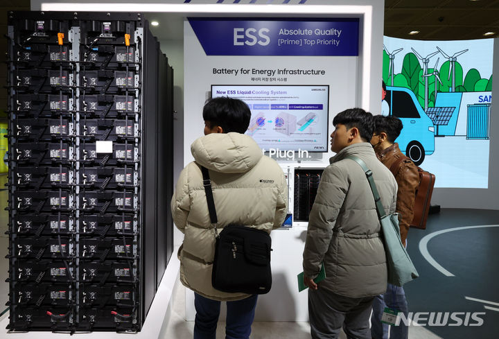 [서울=뉴시스] 최진석 기자 = 22일 서울 강남구 삼성동 코엑스에서 열린 '그린비즈니스위크 2023(GBW 2023)'에서 에너지 저장 장치 시스템을 살펴보고 있다. 2023.11.22. myjs@newsis.com