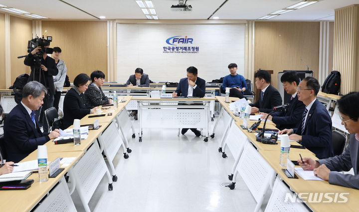 [서울=뉴시스] 권창회 기자 = 조홍선 공정거래위원회 부위원장이 22일 오후 서울 중구 한국공정거래조정원에서 열린 슈링크플레이션 대응 관련 부처 간담회에서 인사말을 하고 있다. 2023.11.22. kch0523@newsis.com