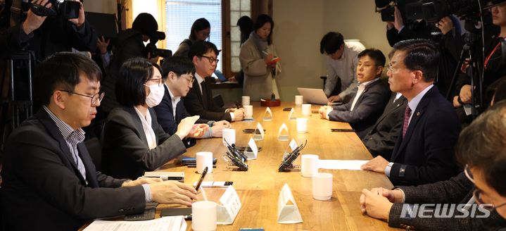 [서울=뉴시스] 김선웅 기자 = 정경실 보건복지부 보건의료정책관과 양동호 광주광역시의사회 대의원회 의장이 지난 22일 서울 소재 식당에서 제18차 의료현안협의체 회의를 하고 있는 모습. 2023.11.22. mangusta@newsis.com