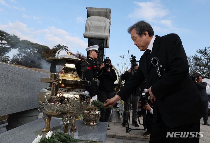 [서울=뉴시스] 조성봉 기자 = 김무성 민주화추진협의회 공동회장이 지난해 11월22일 오후 서울 동작구 국립서울현충원 현충관에서 고 김영삼 전 대통령 서거 8주기 추모식을 마친 후 묘소를 찾아 헌화하고 있다. 2023.11.22. suncho21@newsis.com