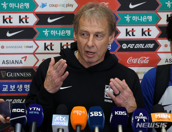 [인천공항=뉴시스] 조성우 기자 = 위르겐 클린스만 한국 축구대표팀 감독이 22일 오후 인천국제공항 제2여객터미널을 통해 귀국해 취재진 질문에 답하고 있다. 한국 축구대표팀은 전날(21일) 중국 선전 유니버시아드 스포츠센터에서 열린 중국과의 2026 북중미 월드컵 아시아 2차 예선 조별리그 C조 2차전에서 3-0 완승을 거뒀다. 2023.11.22. xconfind@newsis.com