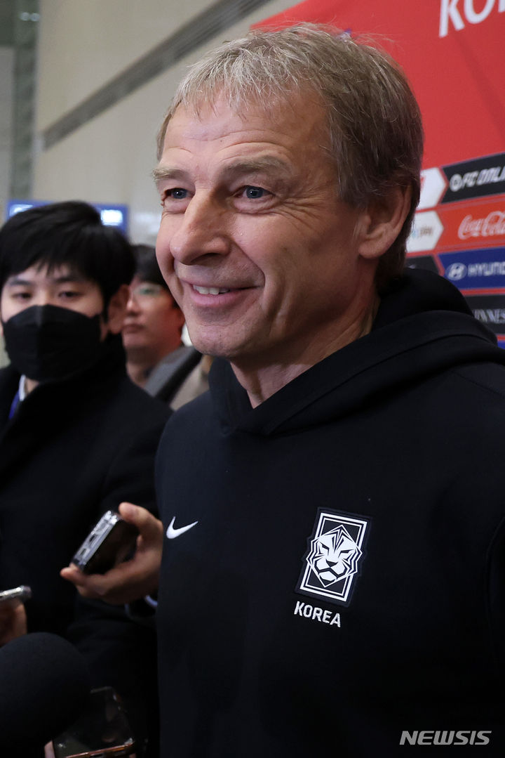 [인천공항=뉴시스] 조성우 기자 = 위르겐 클린스만 한국 축구대표팀 감독이 22일 오후 인천국제공항 제2여객터미널을 통해 귀국해 취재진 질문에 답하며 미소짓고 있다. 한국 축구대표팀은 전날(21일) 중국 선전 유니버시아드 스포츠센터에서 열린 중국과의 2026 북중미 월드컵 아시아 2차 예선 조별리그 C조 2차전에서 3-0 완승을 거뒀다. 2023.11.22. xconfind@newsis.com