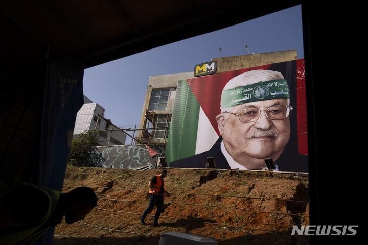 [텔아비브=AP/뉴시스] 미국 행정부가 팔레스타인 자치정부(PA)와 가자지구 전쟁 이후 치안을 위해 보안군을 재가동하는 방안을 논의 중인 것으로 알려졌다. 사진은 지난달 23일(현지시간) 이스라엘 텔아비브에 설치된 마무드 아바스 PA 수반 풍자 포스터. 2023.12.18.