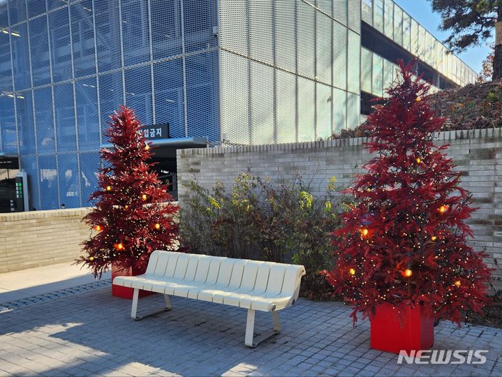 [이천=뉴시스] 이수정 기자 = 주차타워와 연결된 초입부가 붉은색 트리들로 꾸며져 있다. 2023.11.24. crystal@newsis.com
