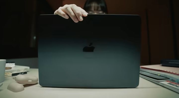 애플이 수능 시험을 치른 학생들의 새로운 시작을 응원하는 국내 맥(Mac) 광고 캠페인을 23일 공개했다. (사진=애플코리아 유튜브 캡처) *재판매 및 DB 금지