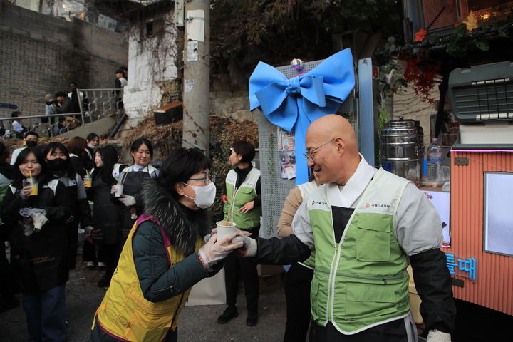 [서울=뉴시스] 22일 서울 정릉3동 정릉골 소외 이웃들을 위한 연탄 나눔 행사 (사진=대한불교조계종 제공) 2023.11.23. photo@newsis.com . *재판매 및 DB 금지