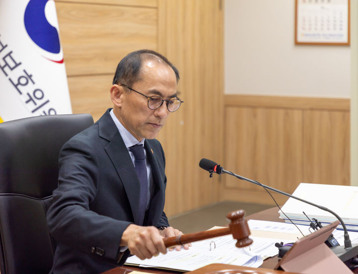 고학수 개인정보보호위원회 위원장이 지난 22일 열린 제19회 전체회의를 주재하고 있다(사진=개인정보보호위원회 제공) *재판매 및 DB 금지