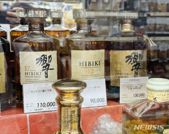 [교토=뉴시스] 일본산 위스키의 인기가 높아지는 가운데 일본 음료·주류 제조 업체 산토리가 자사의 고급 위스키 19종의 소매가를 최대 125% 인상할 것이라고 발표했다고 일본 아사히신문 등 현지 매체가 22일 전했다. 사진은 일본 교토의 한 주류점에 진열돼 있는 산토리 '히비키(響)' 위스키. 2023.11.23.