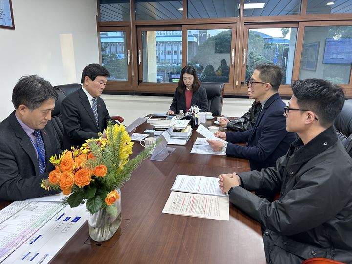 [제주=뉴시스] 김광수 제주교육감과 제주교사노동조합 관계자들이 지난 22일 도교육청에서 면담하고 있다. (사진=제주교사노조 제공) 2023.11.23. photo@newsis.com *재판매 및 DB 금지