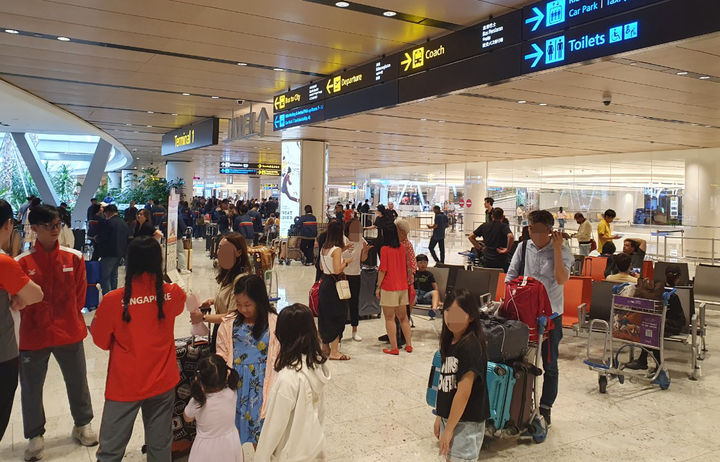 [싱가포르=뉴시스] 홍찬선 기자 = 23일 오전 싱가포르 창이공항에서 승객들이 터미널을 이용하고 있다. 2023.11.23. mania@newsis.com *재판매 및 DB 금지