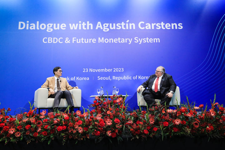 이창용 한국은행 총재와 Agustin Carstens 국제결제은행(BIS) 사무총장이 23일 오전 서울 중구 한국은행에서 CBDC와 미래 통화 시스템을 주제로 대담하고 있다.(사진제공=한국은행) *재판매 및 DB 금지