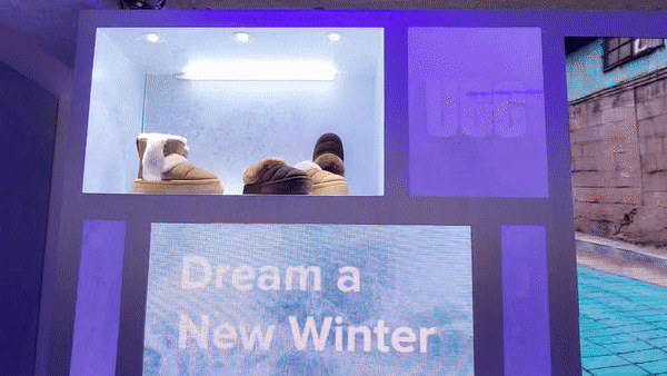 [서울=뉴시스] 박미선 기자=22일 서울 성동구 성수동 '카페 쎈느'에서 열린 '어그' 팝업스토어에 전시된 '클래식 울트라 미니 플랫폼'과 '클래식 스웨터 레터'의 모습. *재판매 및 DB 금지