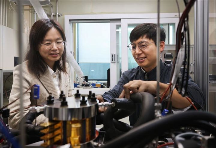 [대전=뉴시스] 기계연구원 김영 책임연구원(왼쪽)과 이동근 선임연구원이 전기화학식 친환경 냉매 압축기 스택을 점검하고 있다. *재판매 및 DB 금지