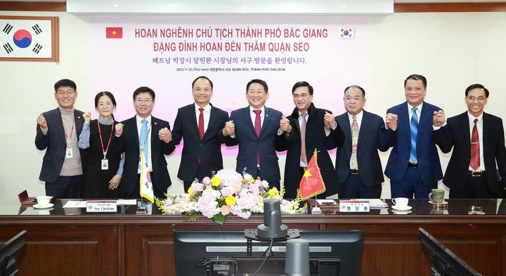 [대전=뉴시스] 조명휘 기자 = 베트남 박장시 땅딘환 시장 등이 23일 대전 서구청을 찾아 서철모 구청장과 환담한 뒤 기념사진을 찍고 있다. (사진= 서구청 제공) 2023.11.23. photo@newsis.com *재판매 및 DB 금지