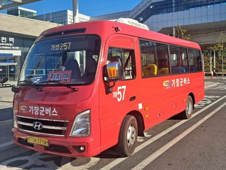 [부산=뉴시스] 부산 기장군 동해선 좌천역 앞에 정차한 부산 기장군 버스 (사진=기장군 제공) *재판매 및 DB 금지