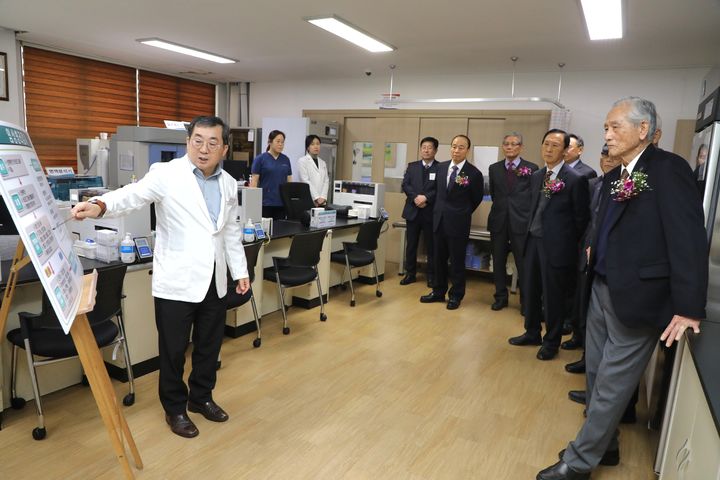 [서울=뉴시스] 23일 서울지방병무청에서 진행된 병무정책토론회에 참석한 역대 병무청장들이 예전과는 달라진 병역판정검사 과정에 대해 설명을 듣고 있다. (사진=병무청 제공) 2023.11.23. photo@newsis.com *재판매 및 DB 금지