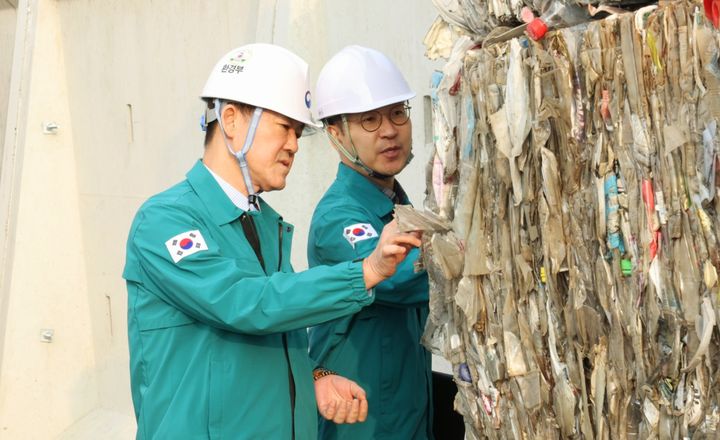 [서울=뉴시스] 임상준 환경부 차관이 23일 오후 경기 안성시 생활자원회수센터를 방문해 투명 페트병 등 재활용품 선별 처리 현장 점검을 하고 있다. (사진=환경부 제공) 2023.11.23. photo@newsis.com  *재판매 및 DB 금지