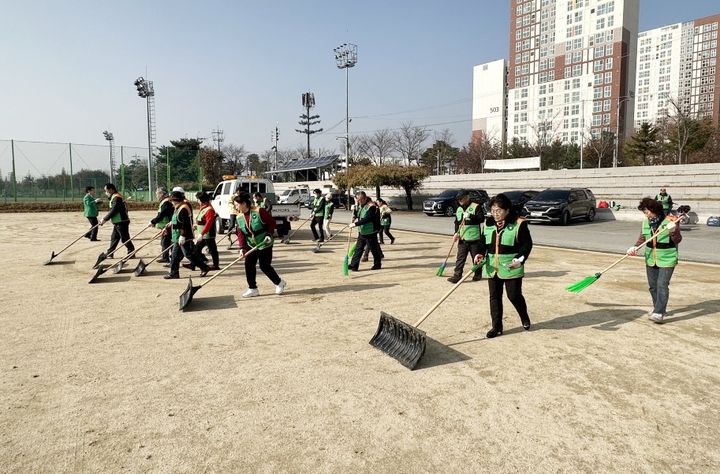 [증평=뉴시스] 강신욱 기자 = 충북 증평군과 증평군지역자율방재단이 23일 보강천 다목적운동장에서 재난대응 특화훈련을 하고 있다. (사진=증평군 제공) 2023.11.23. photo@newsis.com *재판매 및 DB 금지