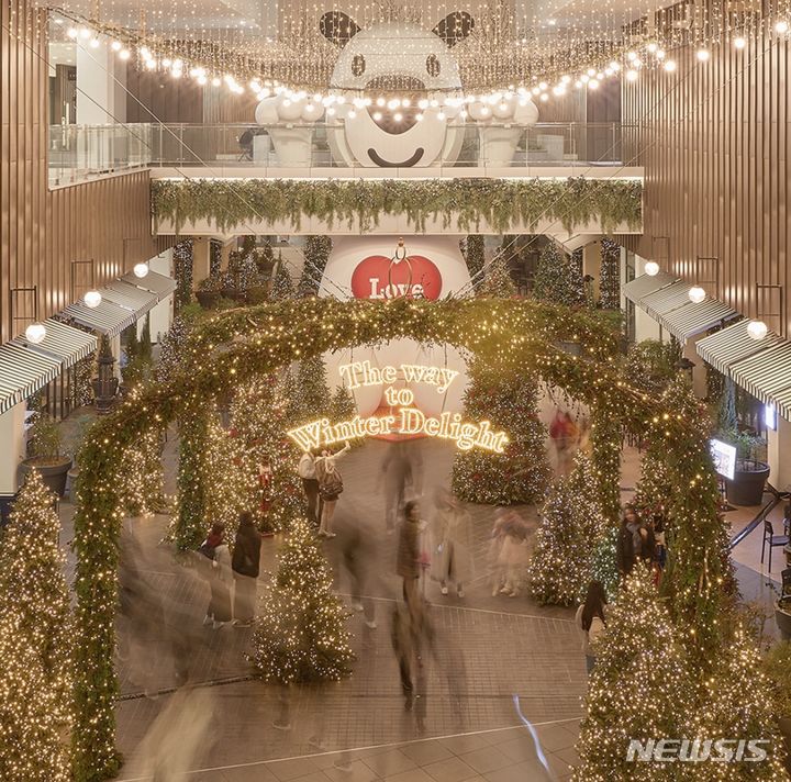 [서울=뉴시스]현대프리미엄아울렛 송도점 대형 흰디 조형물.2023.11.23.(사진=현대백화점 제공)photo@newsis.com