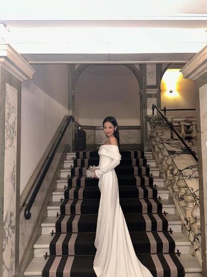 [서울=뉴시스] 그룹 '블랙핑크' 제니가 영국 버킹엄궁에 입성해 대영제국훈장을 받은 소감을 전했다. (사진=제니 인스타그램 캡처) 2023.11.23. photo@newsis.com *재판매 및 DB 금지